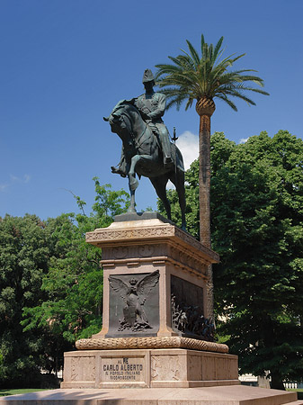 Foto Statue von Carlo Alberto