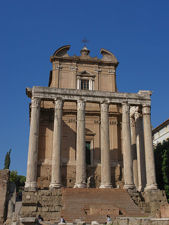 Tempel des Antoninus Pius und der Faustina Foto 