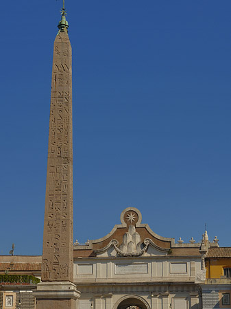 Obelisk mit dem Porta del Popolo