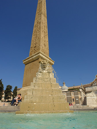 Obelisk mit Wasser Foto 