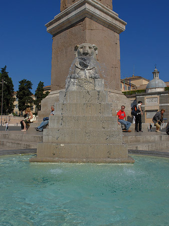 Obelisk mit Wasser Fotos