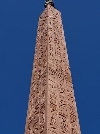 Obelisk und Löwenbrunnen Fotos