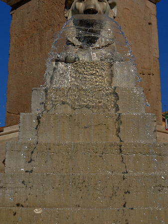 Obelisk und Löwenbrunnen Fotos