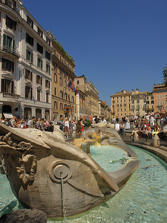 Schiff im Barcaccia Brunnen