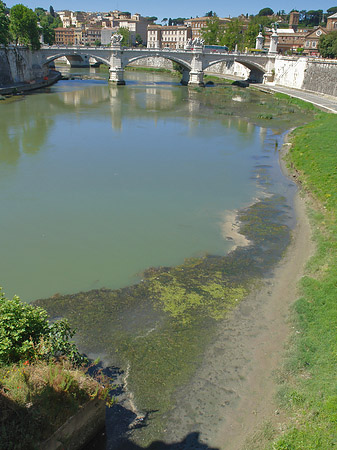 Tiber mit der Vittorio Emanuele II Foto 