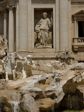 Statuen am Trevibrunnen