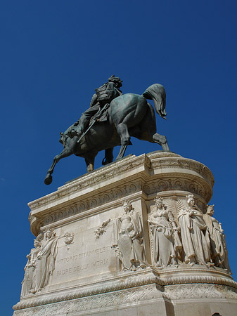 Bronzestatue von Victor Emmanuel Fotos