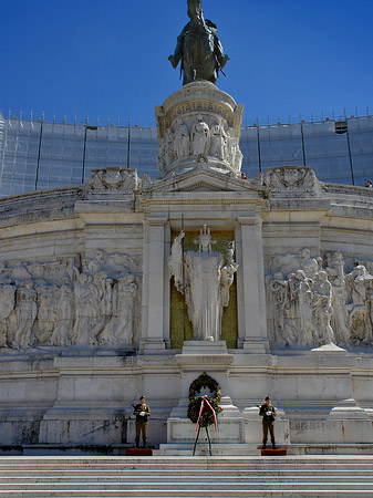 Wache vor dem Monument Foto 