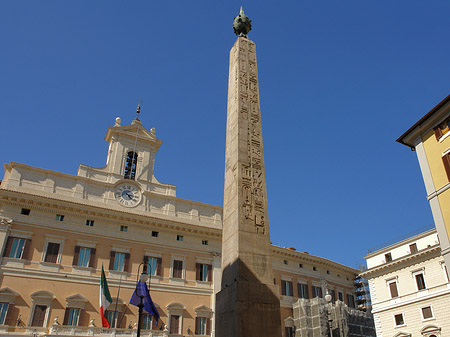 Foto Obelisk vor dem Palazzo Montecitorio - Rom