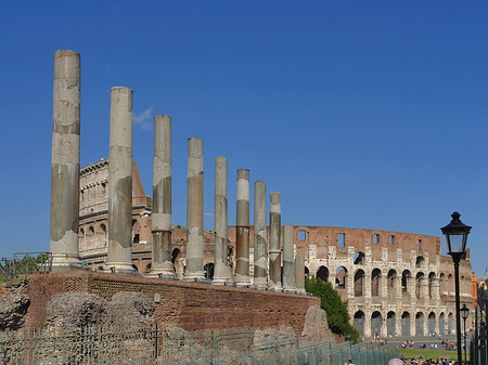 Kolosseum mit dem Forum Romanum Fotos