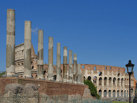 Kolosseum mit dem Forum Romanum Fotos