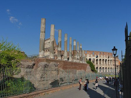 Kolosseum mit dem Forum Romanum Foto 