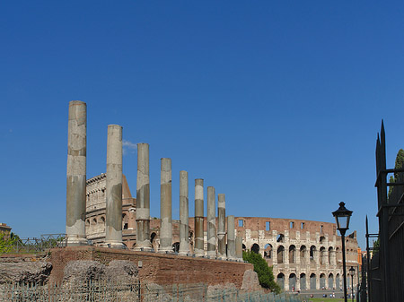 Kolosseum mit dem Forum Romanum Fotos