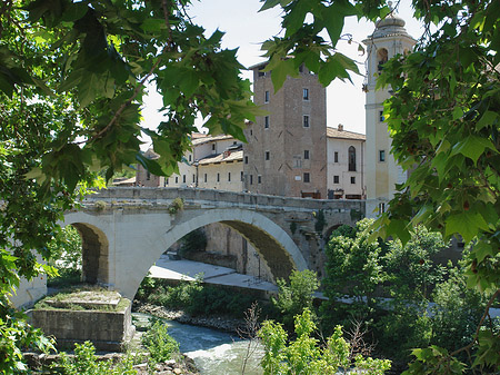 Ponte Fabricio zwischen Bäumen Foto 