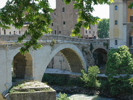 Ponte Fabricio zwischen Bäumen Fotos