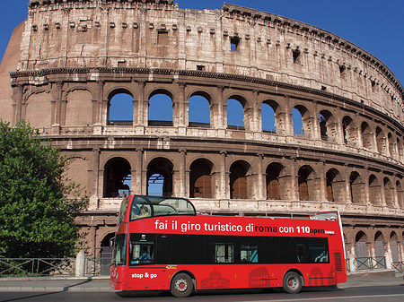 Bus vor dem Kolosseum Foto 