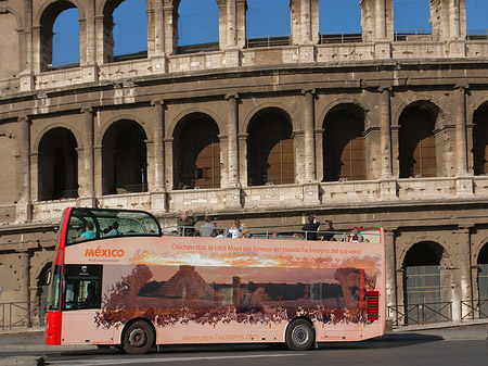 Bus vor dem Kolosseum Fotos