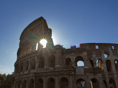 Kolosseum mit Sonne