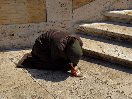 Foto Arme Frau an der Spanischen Treppe