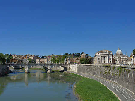 Fotos Tiber mit der Vittorio Emanuele II | Rom