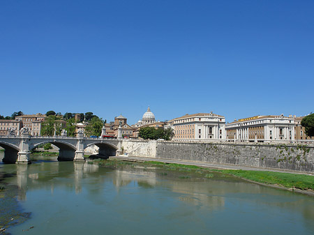 Tiber mit der Vittorio Emanuele II Foto 