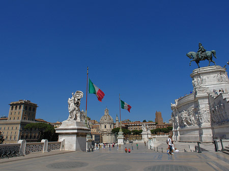 Bronzestatue von Victor Emmanuel Fotos